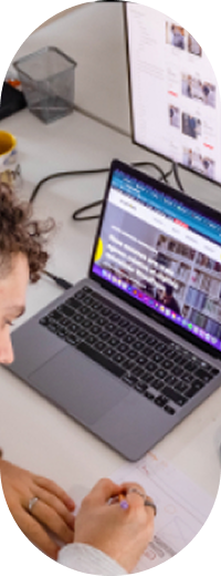 Image représentant un web designer en train de travailler face à un écran