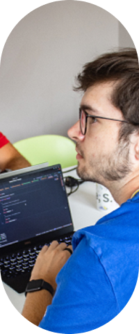 Image représentant un développeur web en train de travailler face à un écran