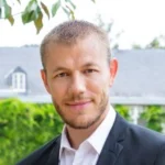Photo d'une homme blonc cheveux court en costar