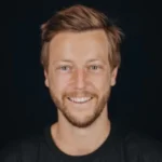 Photo d'un homme blond souriant