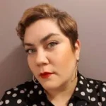 Photo d'une femme professionnel avec les cheveux chatun court